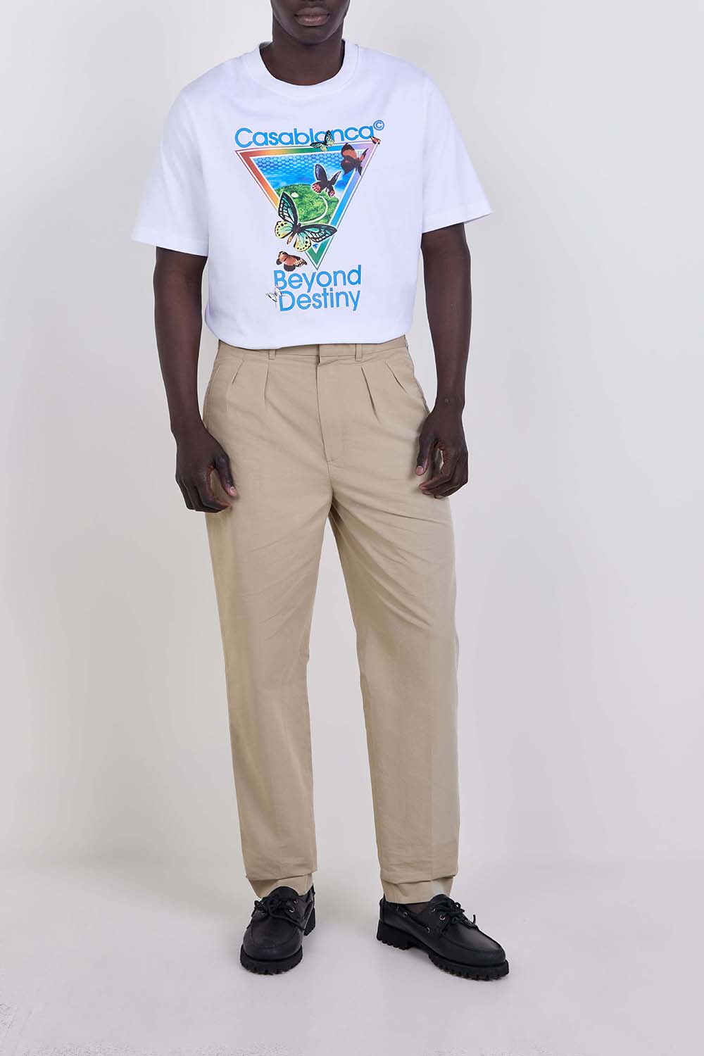 תמונת כל הלוק של חולצת טי